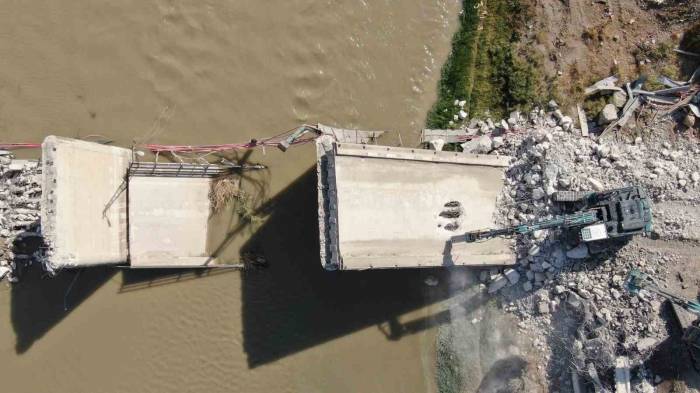 Depremin Domino Taşı Gibi Yıktığı Köprüyü İş Makineleri Parçalamakta Güçlük Çekiyor