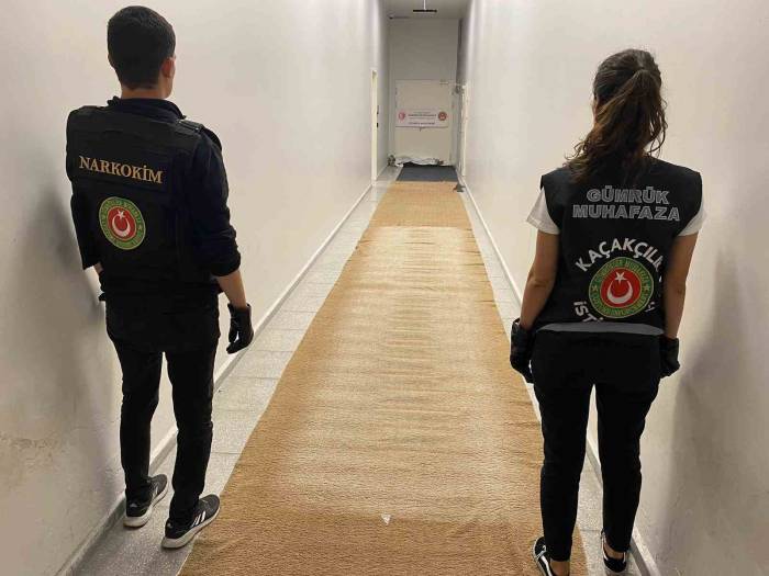 İstanbul Havalimanı’nda Halıya Emdirilmiş 17 Kilo Uyuşturucu Ele Geçirildi