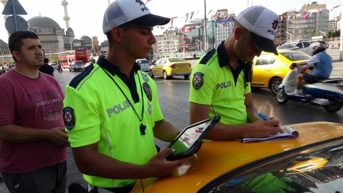 Taksimetreyi Açmayan Taksici Turistten 3 Bin 500 Lira Para İstedi
