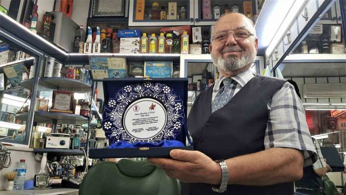 6 Metrekarelik İş Yerinde Hem Kendisi Hem De Oğlu Emekli Oldu