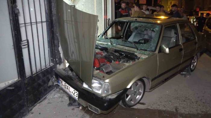 Alkollü Sürücü Trafikte Dehşet Saçtı, İş Yerine Çarparak Durabildi: 2 Yaralı