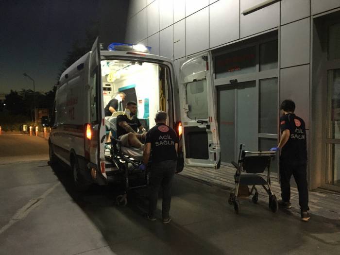 Bariyerlere Çarparak Takla Atan Otomobil 100 Metre Sürüklendi: 3 Yaralı