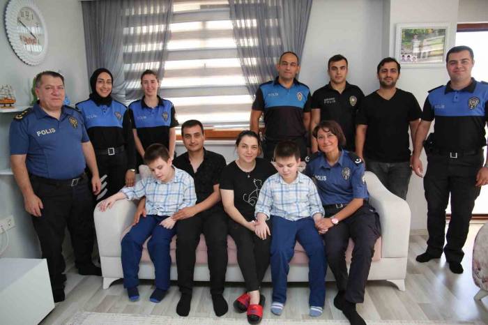 Polislerden Engelli Çocuklara Anlamlı Ziyaret