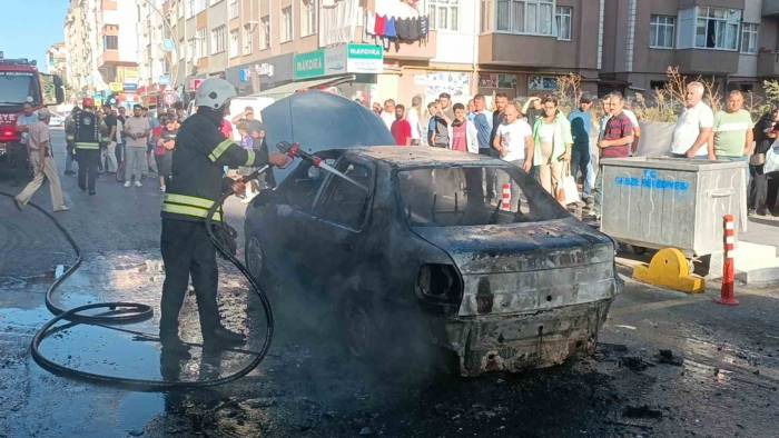 Otomobil Alev Topuna Döndü, Sürücü Son Anda Kurtuldu