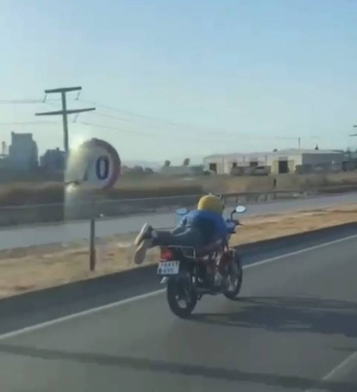 Motosikleti Yatarak Kullandı, Yürekli Ağza Getirdi