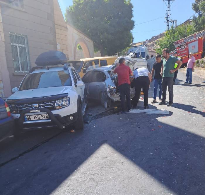 Kontrolü Kaybolan Minibüs Önce Araçlara Sonra Yayalara Çarptı: 1 Ölü