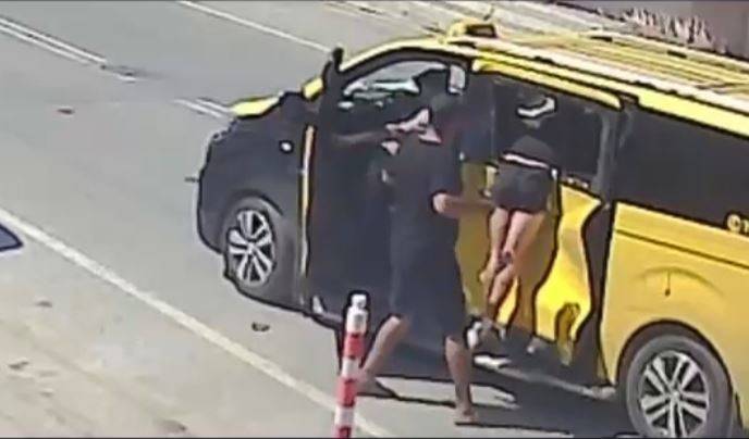 Taksiyle Çarpışan Motosiklet Sürücüsü, Fırlayarak Girdiği Camda Asılı Kaldı