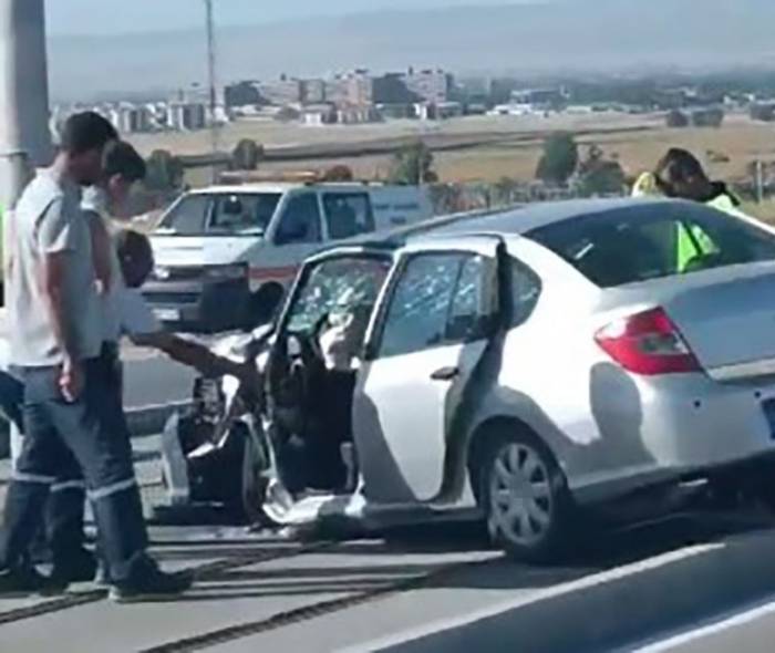 Direksiyon Hakimiyetini Kaybeden Sürücü Tramvay Yolundaki Direğe Çarptı