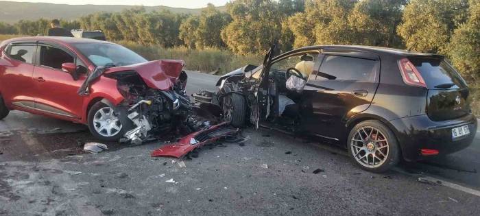 Virajı Alamayan Otomobil Karşıdan Gelen İki Otomobile Çarptı: 4 Yaralı