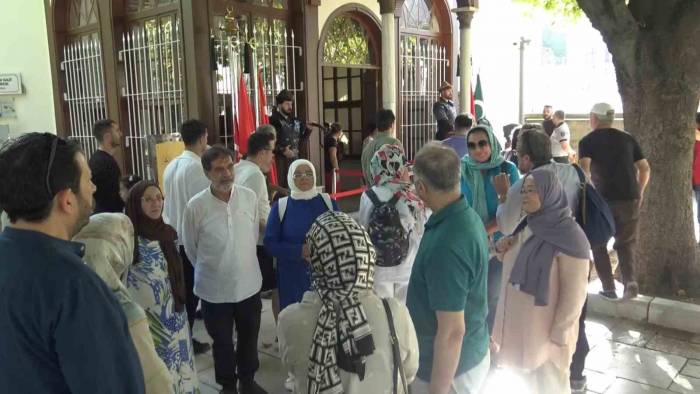 Sultan 2. Mahmut Han’ın Torunu Bursa’da Ecdadının Kabri Başında Dua Etti