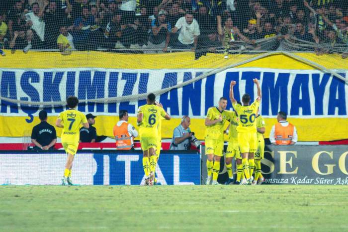 Trendyol Süper Lig: Corendon Alanyaspor: 0 - Fenerbahçe: 1 (İlk Yarı)