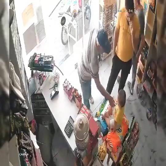 Bebeğini Taciz Ettiğini Öne Sürdüğü Yaşlı Adamı Darp Etti