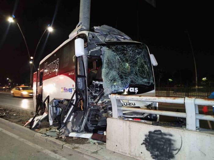 Adana’da Havaalanına Yolcu Götüren Midibüs Kaza Yaptı: 5 Yaralı
