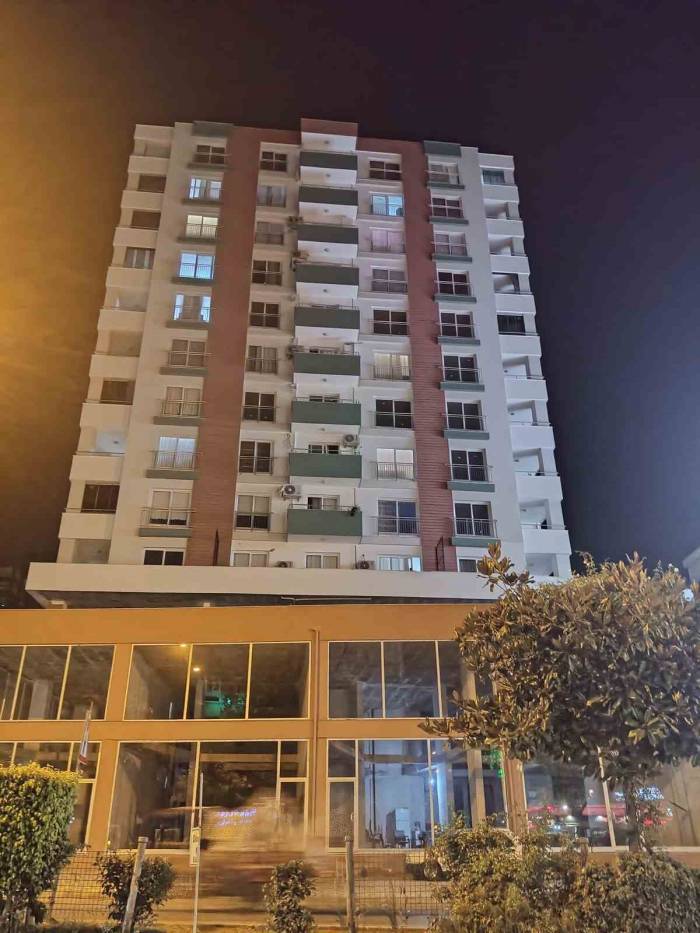 Hırsızlar Yangın Merdivenini Kullanıp Daireye Girdi, Altın Ve Kadın Kıyafeti Çaldı