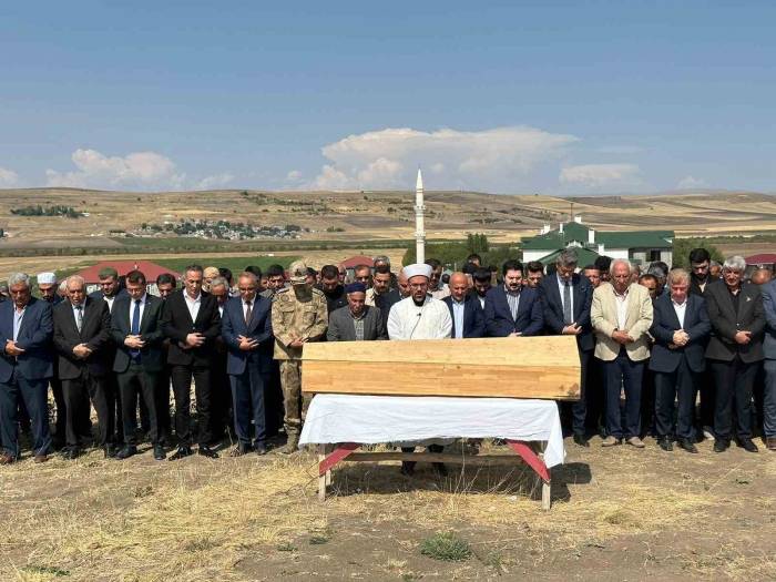 Eski Ağrı Belediye Başkanı Sayan’ın Annesi Son Yolculuğuna Uğurlandı