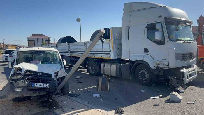 Aksaray’da Tır İle Hafif Ticari Araç Çarpıştı: 2 Yaralı