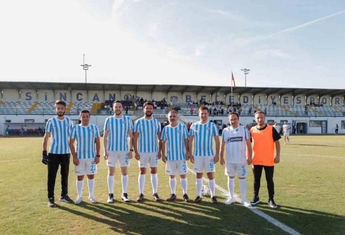 Sincan’da Milletvekilleri Yeşil Sahaya İndi