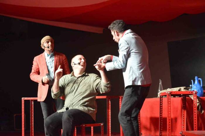 Çine, ’iyi, Kötü Çirkin’ Oyunuyla Doyasıya Güldü