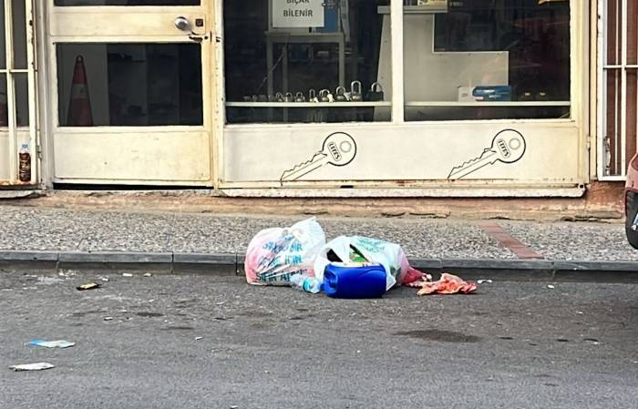Duyarsız Vatandaşların Bıraktığı Çöpler, Esnafı İsyan Ettirdi
