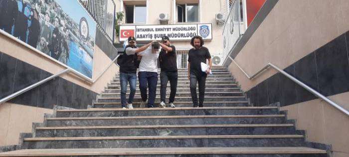 Bağcılar’da Evinin Önünde Pusu Kurduğu Genci Öldürdü