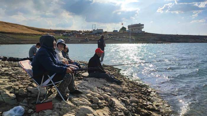 Denizi Olmayan Sivas’ta Oltasını Alan Baraja Koştu