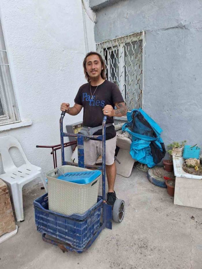 Hurdacı Genç Bulduğu Para Dolu Çantayı Sahibine Teslim Etti