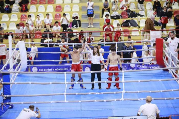 930 Sporcu Yumruklarını Şampiyonluk İçin Attı