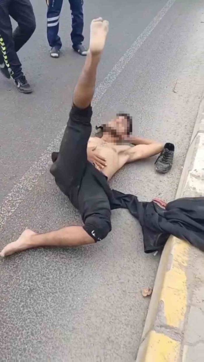 Yerlere Yattı, Polisin Önünde Dans Etti