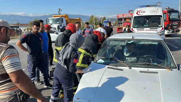 Otomobilde Sıkışan Yaralının Feryatları Yürek Dağladı