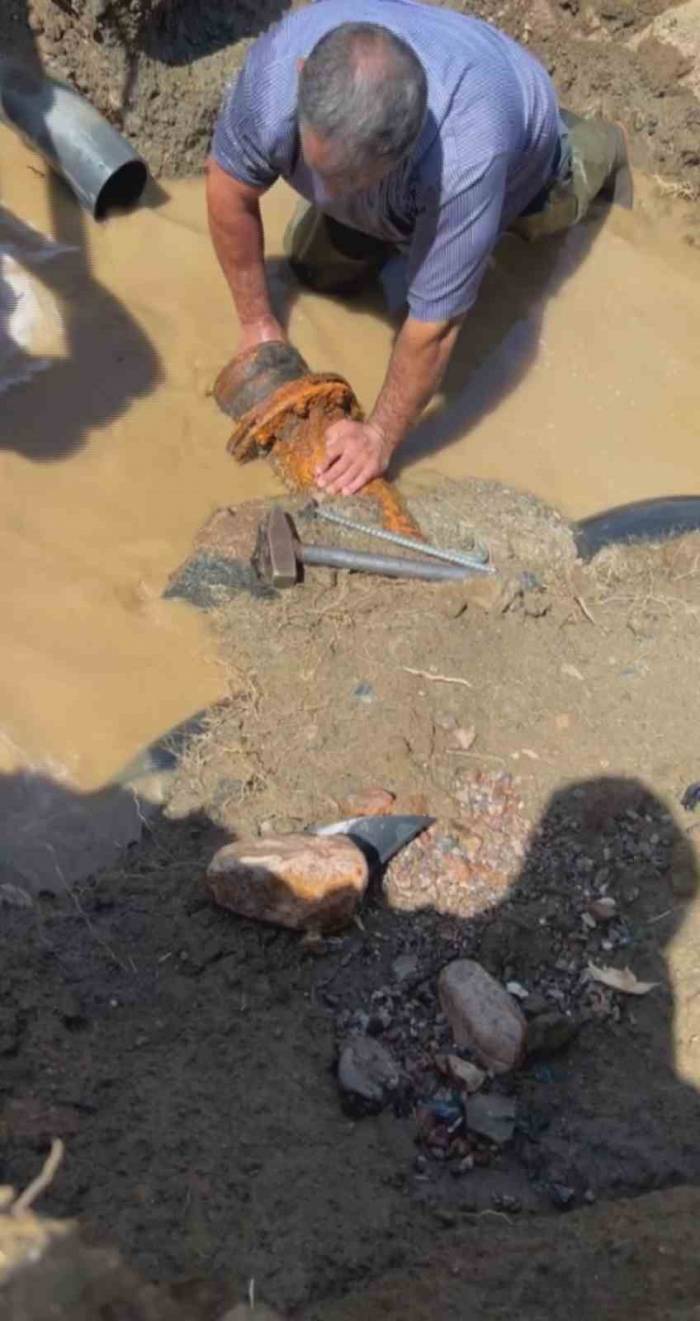 İçme Suyu Hattını Tıkayarak Mahalleyi Susuz Bırakan Taşlar, Ekipleri Hayrete Düşürdü