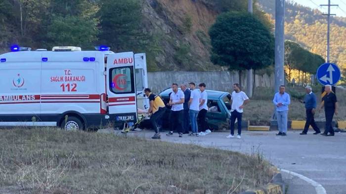 Karabük’te İki Otomobil Çarpıştı: 1’i Ağır 4 Yaralı
