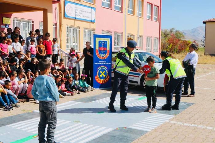 Jandarma 341 Öğrenciye Trafik Eğitimi Verdi