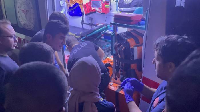 Kilis’te Evini Yakan Ve Kendine Zarar Veren Kişiyi Polis Ekipleri Kurtardı