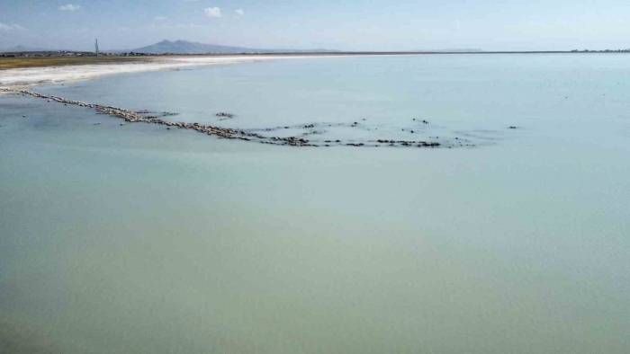 Arin Gölü’nde Yaşanan Kuraklıktan Dolayı Duvar Kalıntıları Ve Mikrobiyalitler Gün Yüzüne Çıktı