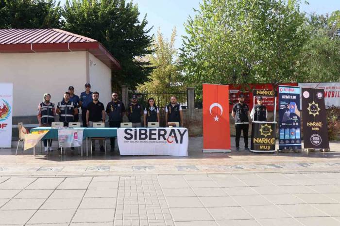 Muş Polisi Kurduğu Stantta Vatandaşlara Dolandırıcılıktaki Son Yöntemleri Anlattı