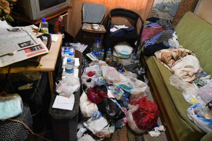 8 Yıldır Çöp Biriktiren Kadının Evinden 2 Kamyon Çöp Çıkartıldı