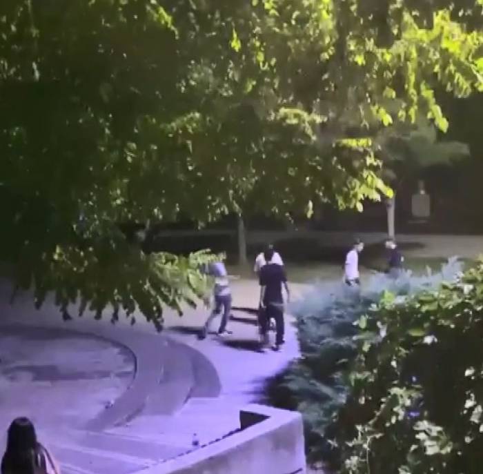 Gençlerin Kavgasında Tekme Ve Yumruklar Havada Uçuştu