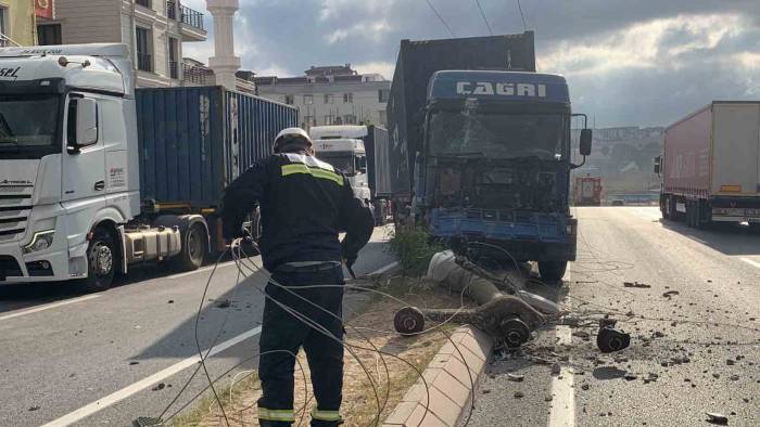 Kontrolden Çıkan Tır Elektrik Direğini Devirdi