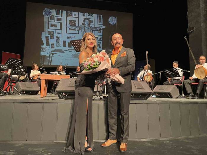 Sanat Güneşi, Şarkılarıyla Anıldı