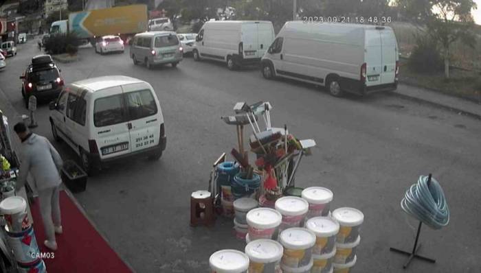Kamyonun Devirdiği Aydınlatma Direği Adamın Üzerine Yıkıldı