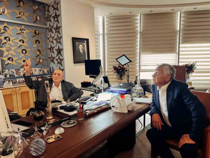 Karalar, Türker İnanoğlu’na Plaketini Sundu