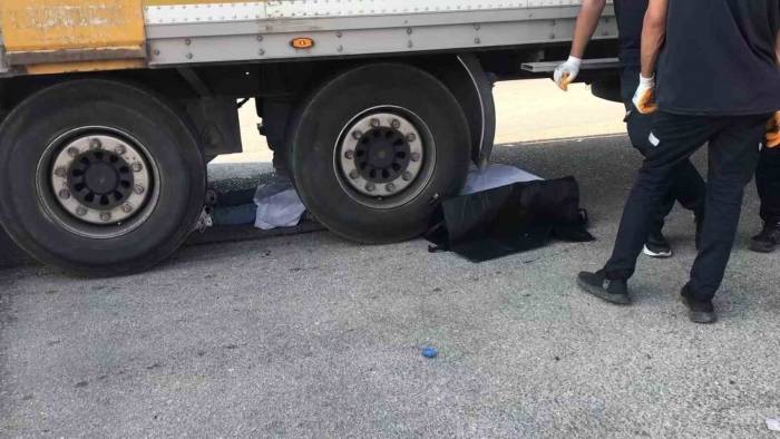 Adana’da Kadın Tır Sürücüsünün Çaptığı Motosikletli Hayatını Kaybetti