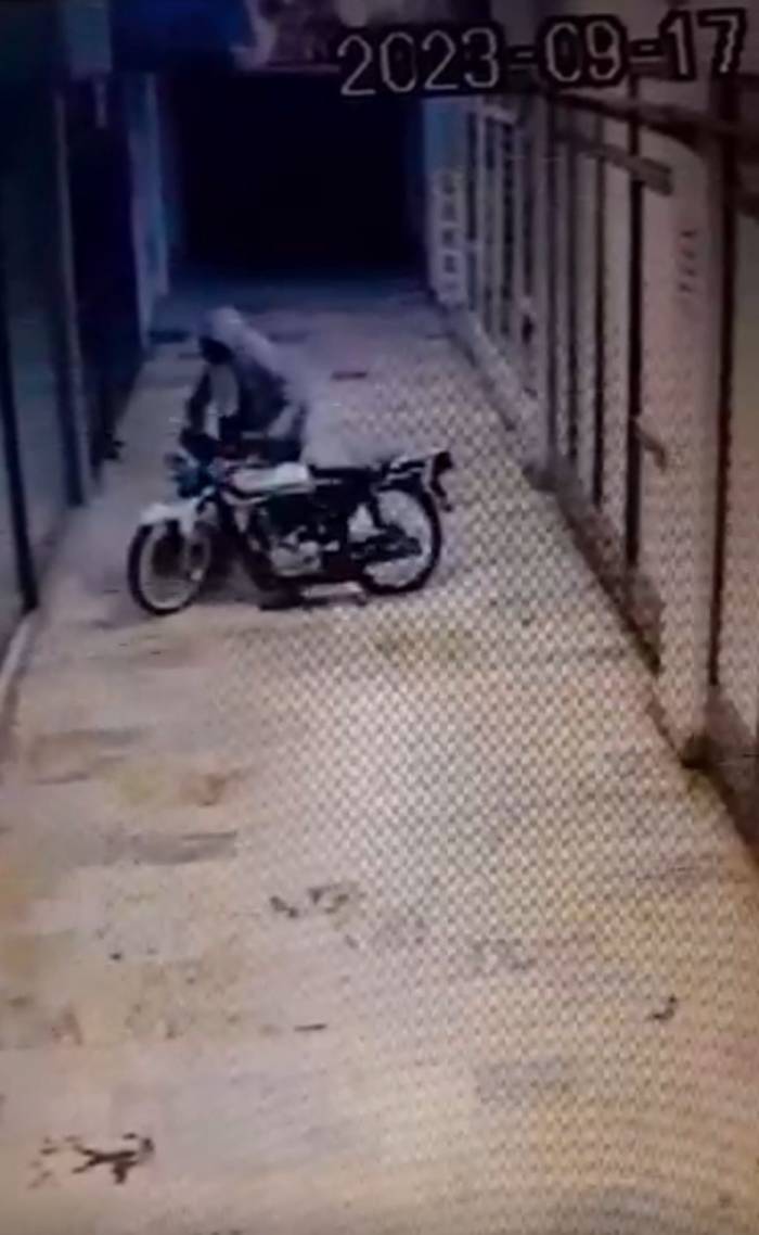 Kentin Göbeğindeki Motosiklet Hırsızlığı Güvenlik Kamerasında