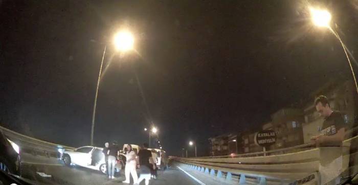Köprülü Kavşakta 3 Araçlı Zincirleme Kaza: 3 Yaralı