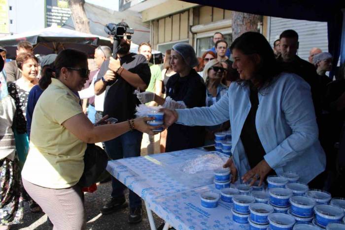 Başkan Çerçioğlu, Mevlid Kandili’nde Helva Dağıttı
