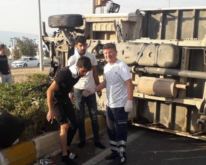 Balıkesir’de Otomobil İle Kamyonet Çarpıştı: 4 Yaralı