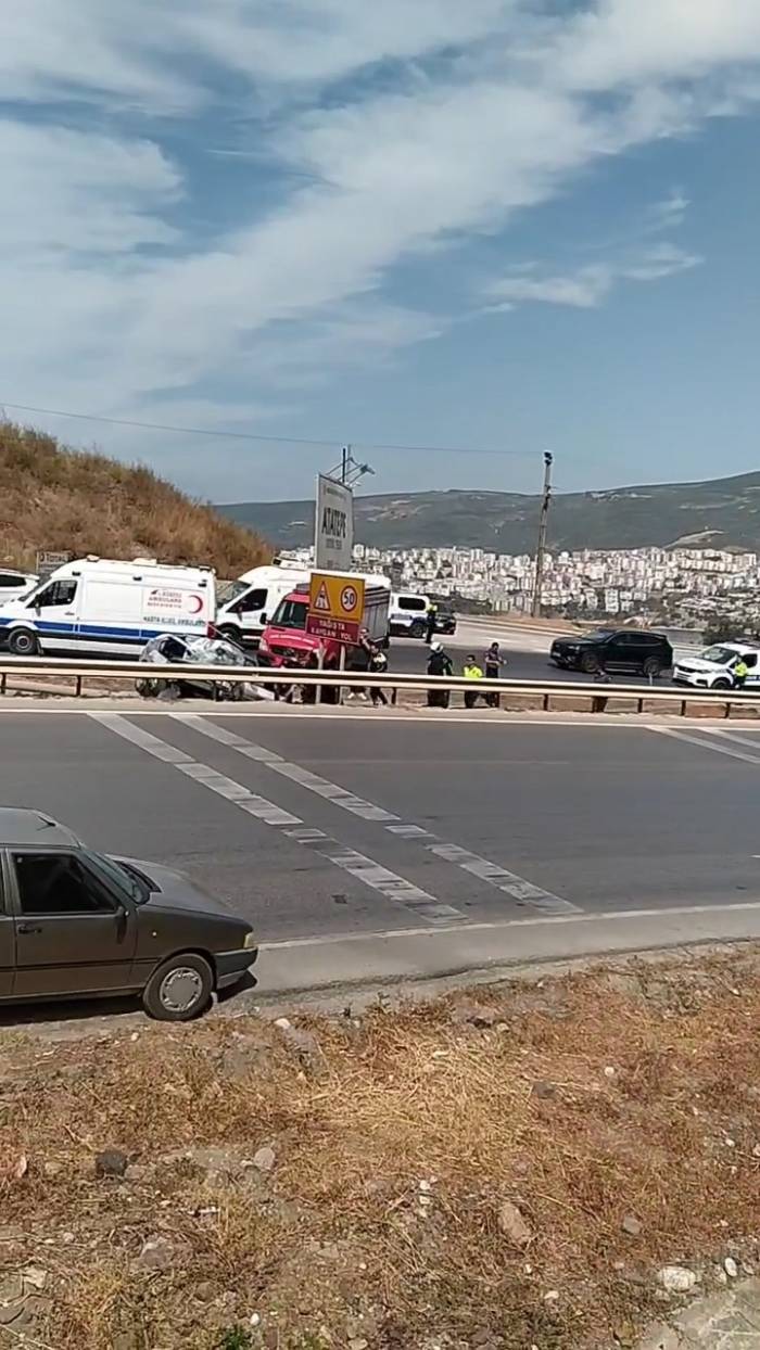 Bursa’da Bariyerlere Giren Araç Kullanılamaz Hale Geldi : 2 Yaralı
