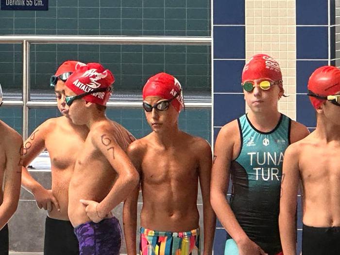 Antalyasporlu Yüzücüler, Denizli’de Madalyaya Koştu