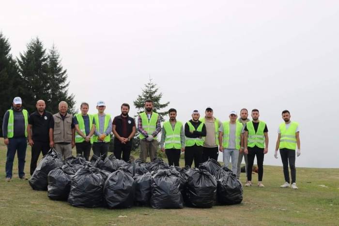 Yaylacıların Bıraktığı Çöpler Temizleniyor