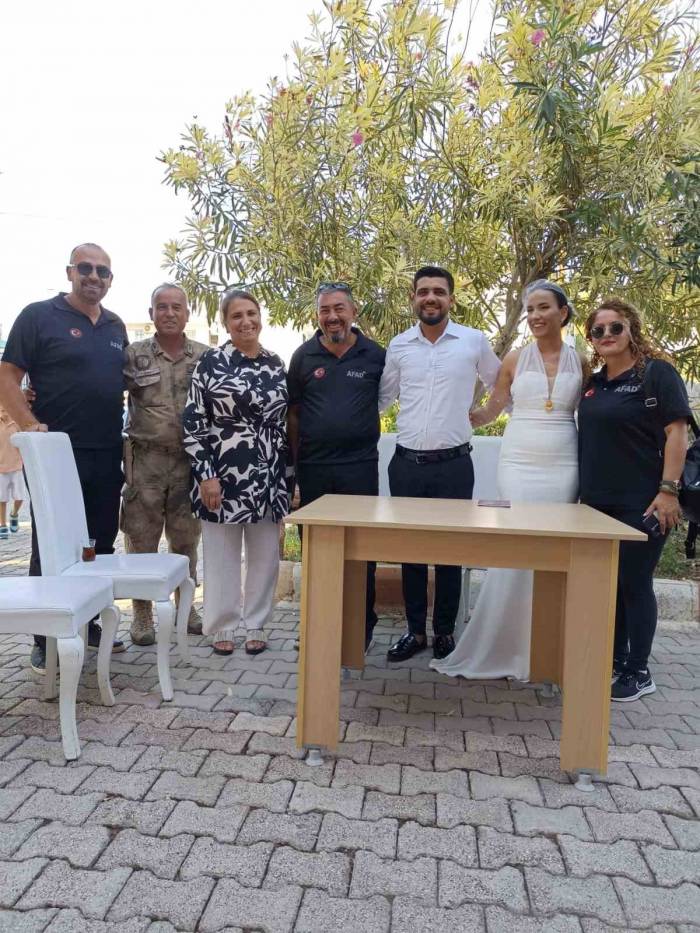 Konteyner Kentteki Nikahta Depremzede Çiftin Şahitleri Afad Görevlileri Oldu
